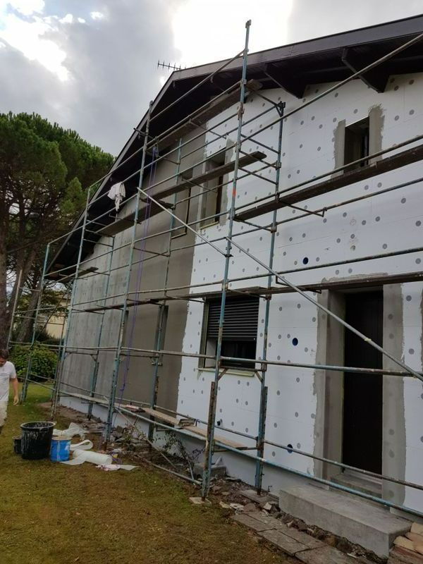Échafaudages le long d'une maison en travaux