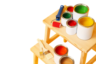 Des pots de peinture sur un tabouret