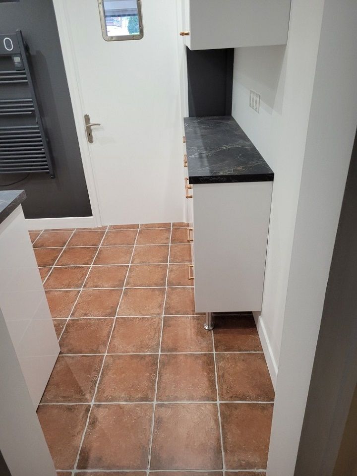 Salle de bains blanche et grise avec un carrelage orange