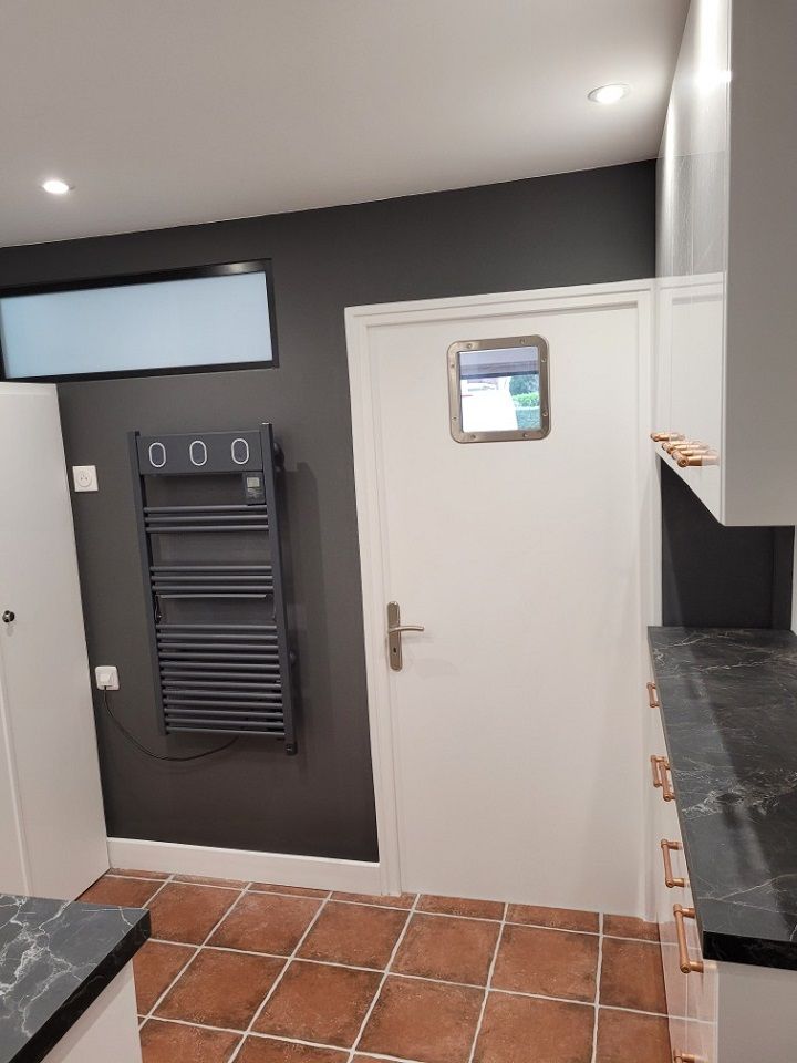 Salle de bains grise et blanche