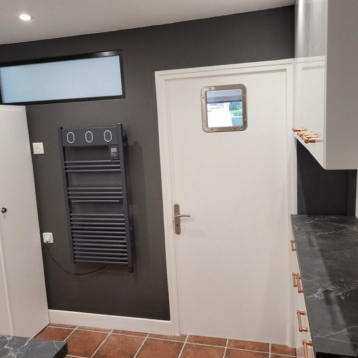 Une salle de bains blanche et grise