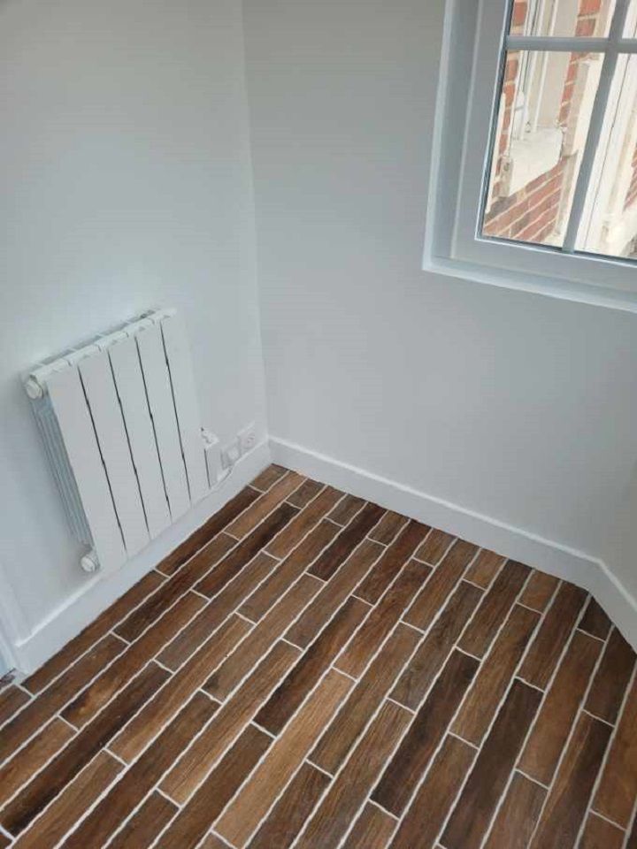 Mur blanc et carrelage imitation parquet