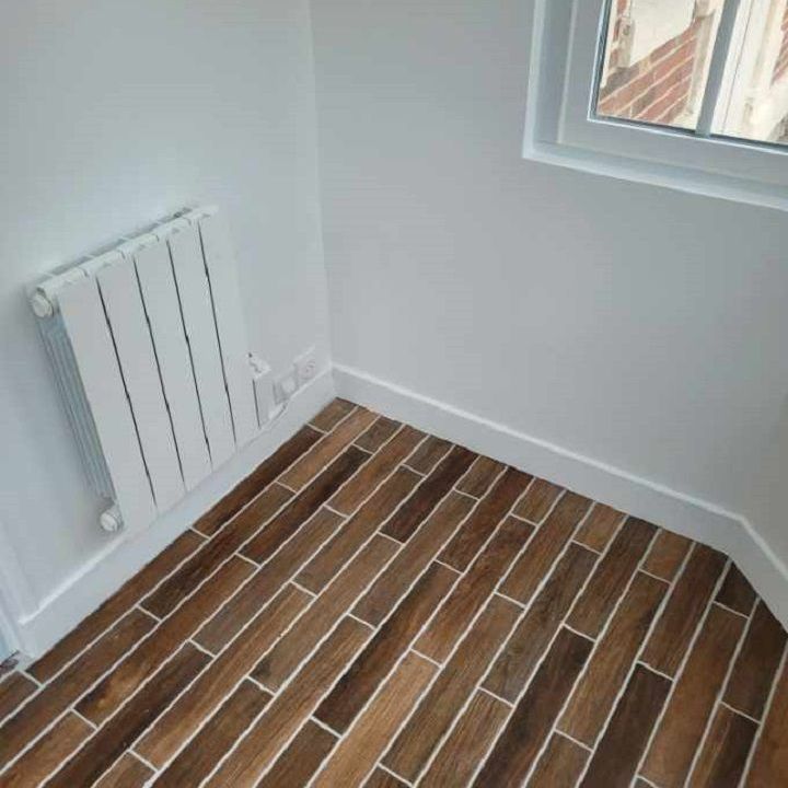 Carrelage orange dans une salle de bains