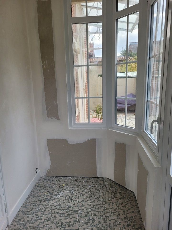 Fenêtres et mur récemment construit