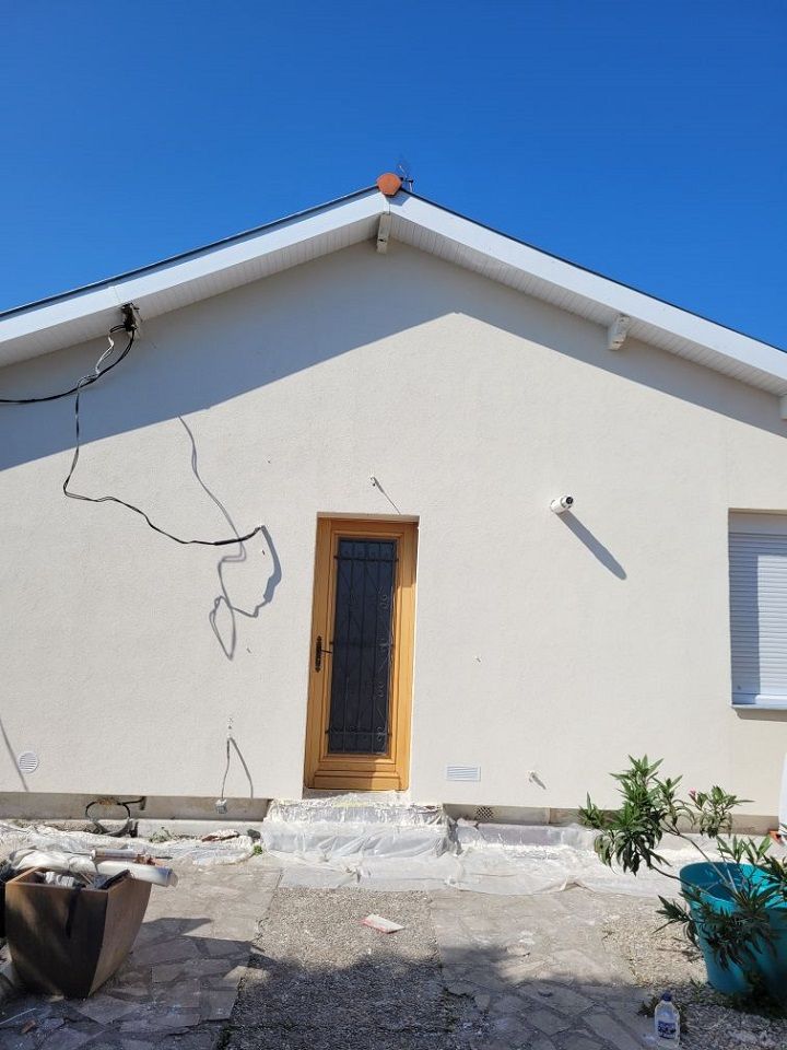 Maison à la façade fraîchement rénovée