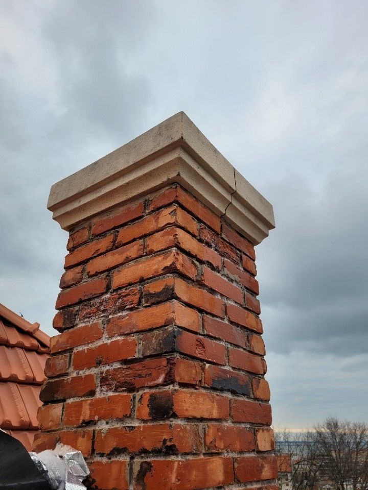 Gros plan sur une cheminée en brique