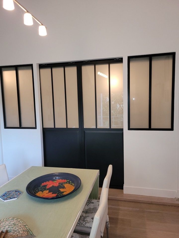 Verrière noire avec de la lumière derrière