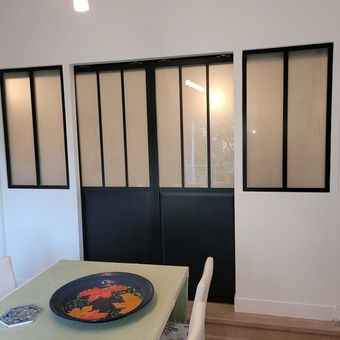 Mur blanc et verrière moderne noire