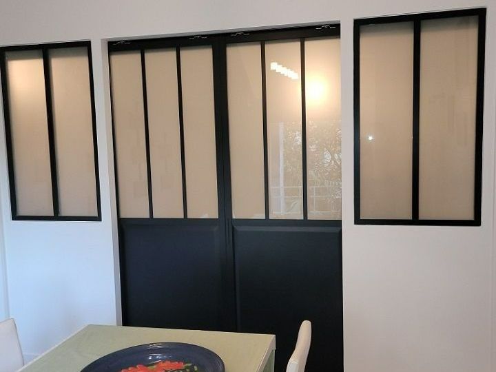 Verrière noire sur un mur blanc