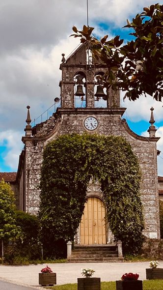 Ruta circular de piedra que serpentea a través de un bosque soleado.