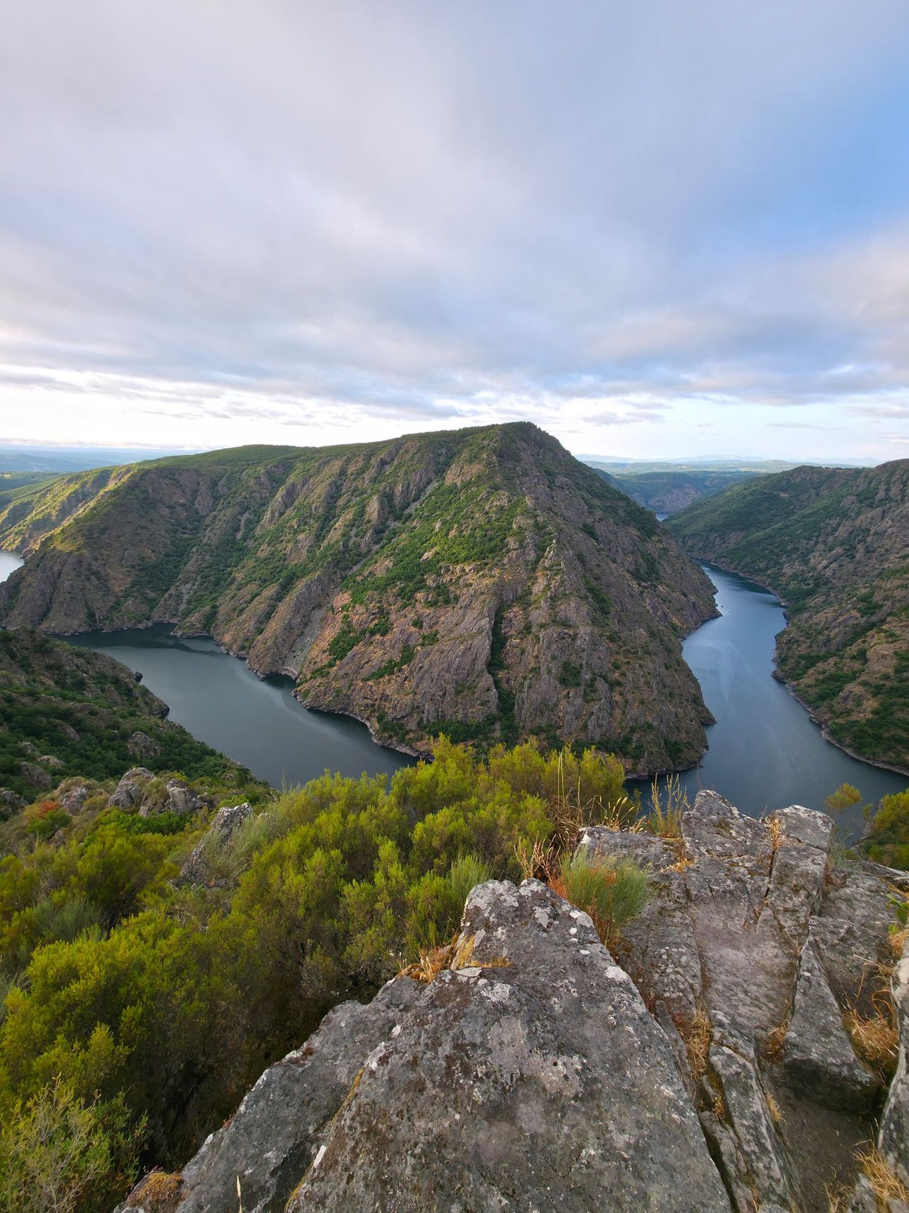 Río que serpentea a través de un cañón profundo y rocoso.