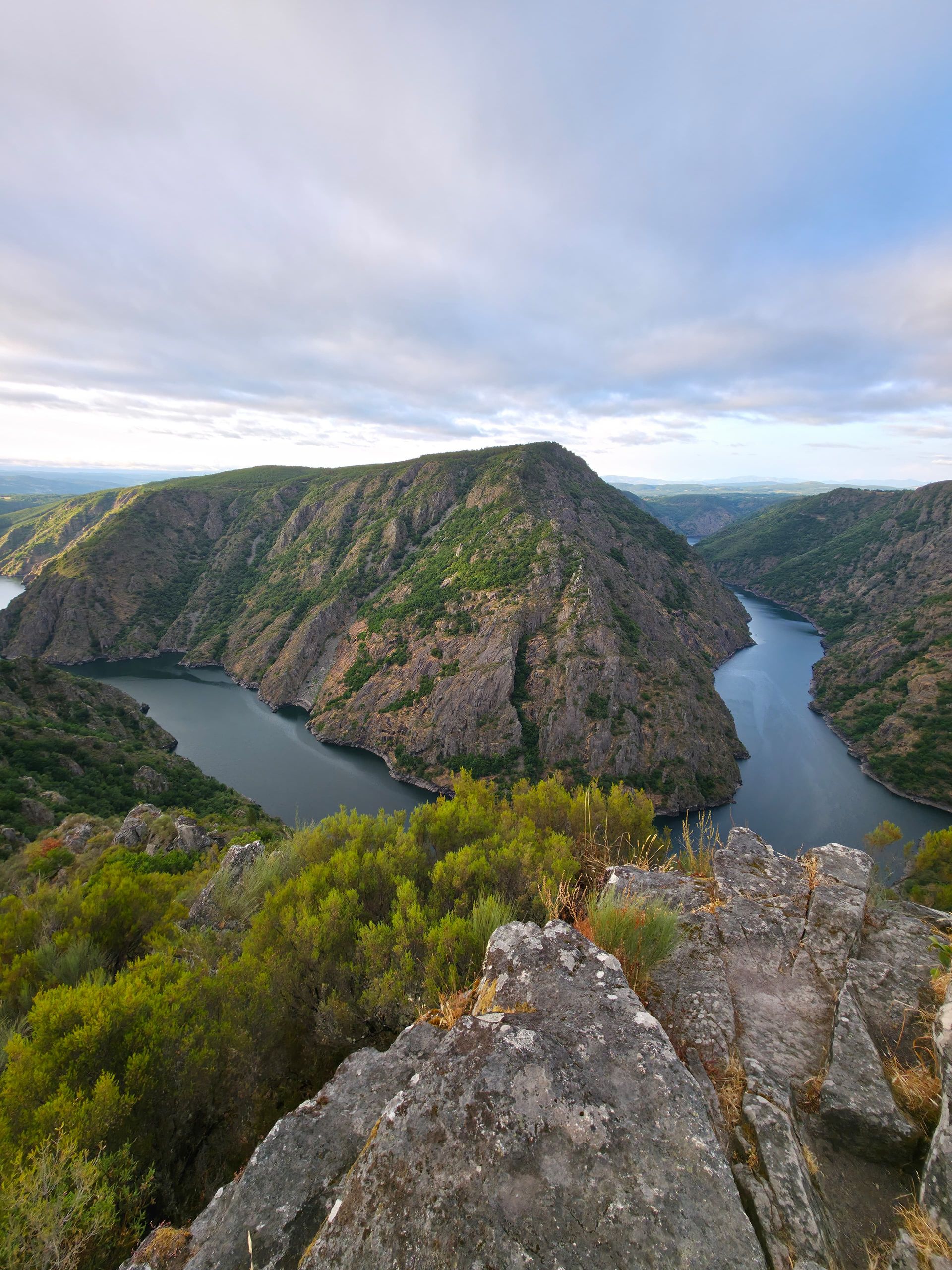Río que serpentea a través de un cañón profundo y rocoso.