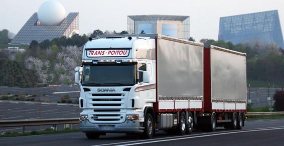 Camion devant le Futuroscope