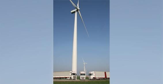 Camions devant une éolienne