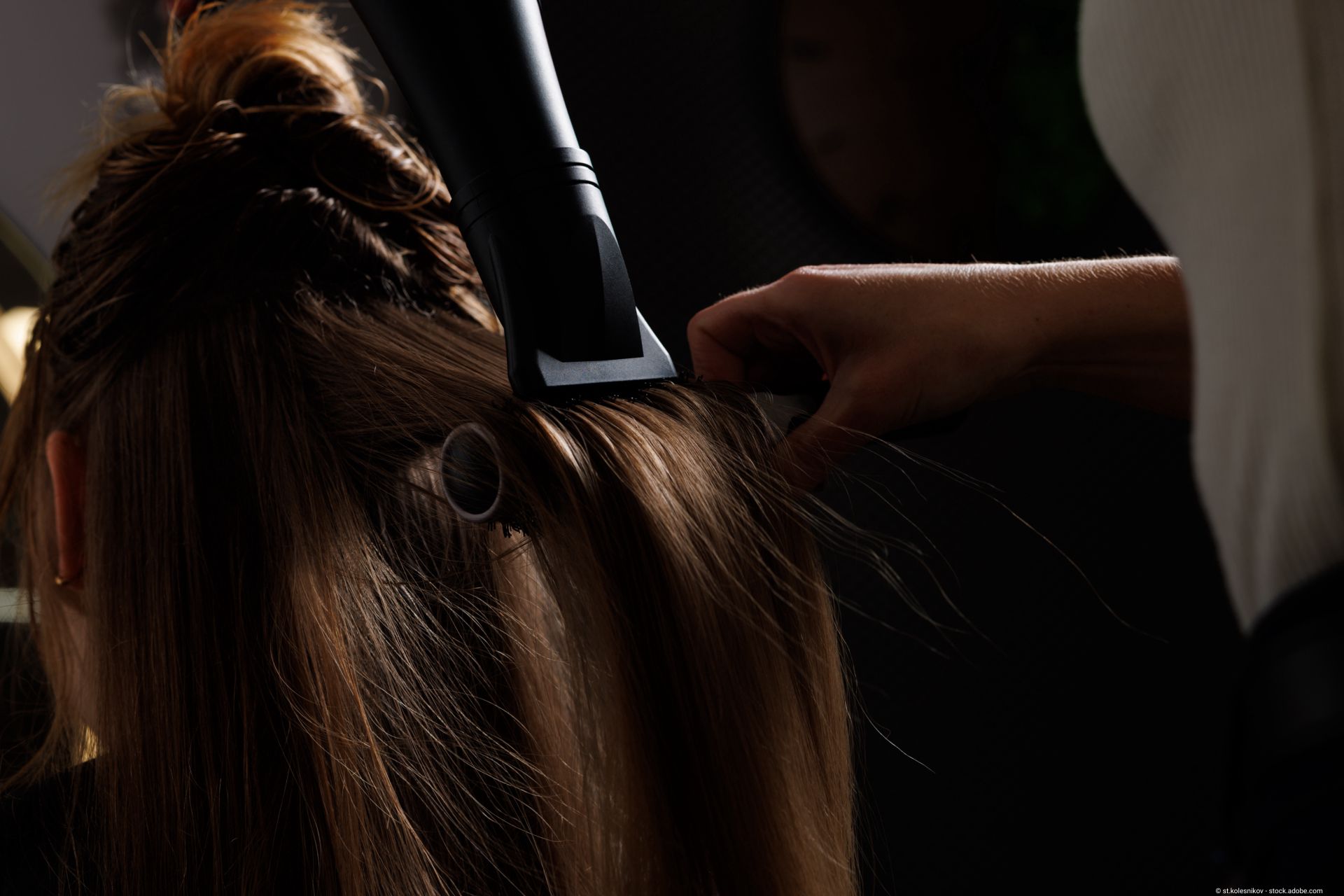 Haare werden vom Friseur geföhnt