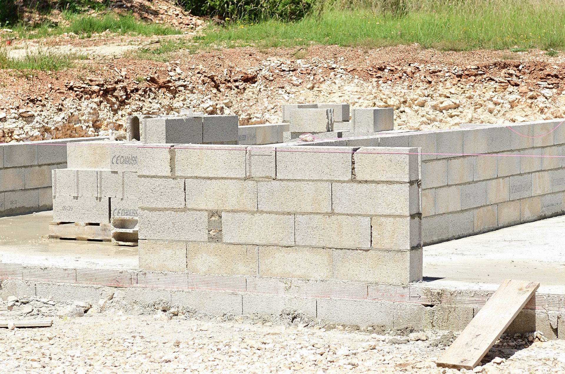 Mur en parpaing en construction