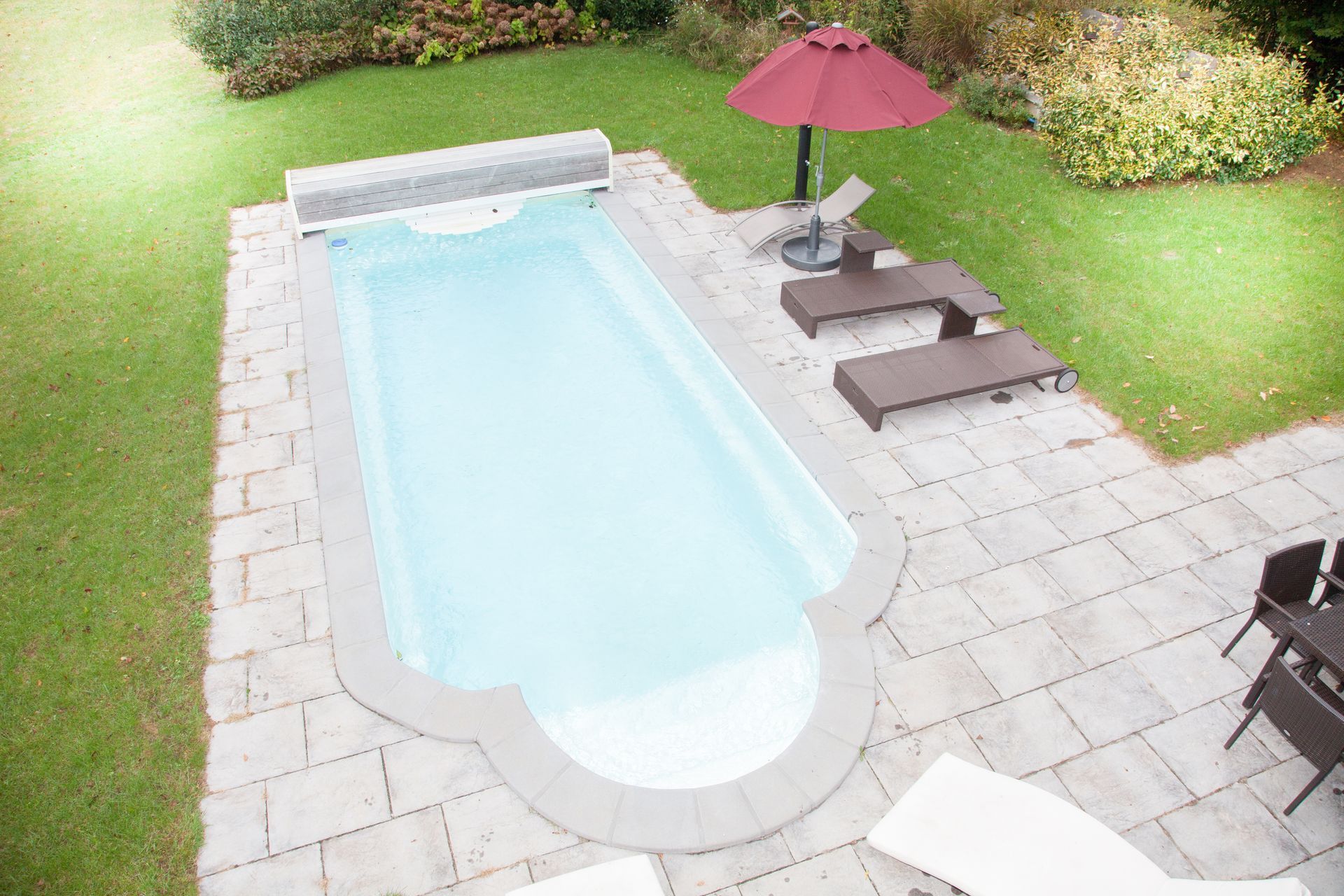 Piscine avec liner blanc et tour de piscine en carrelage