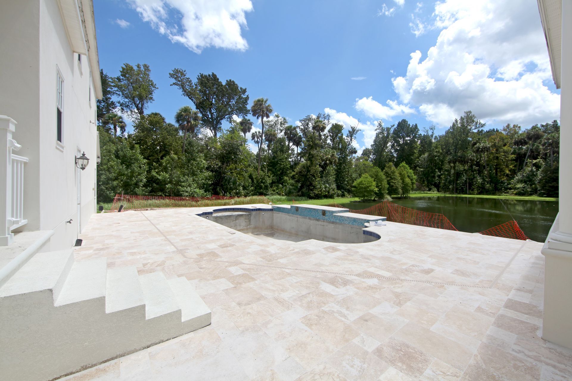 Terrasse en travertin et piscine, tons clairs