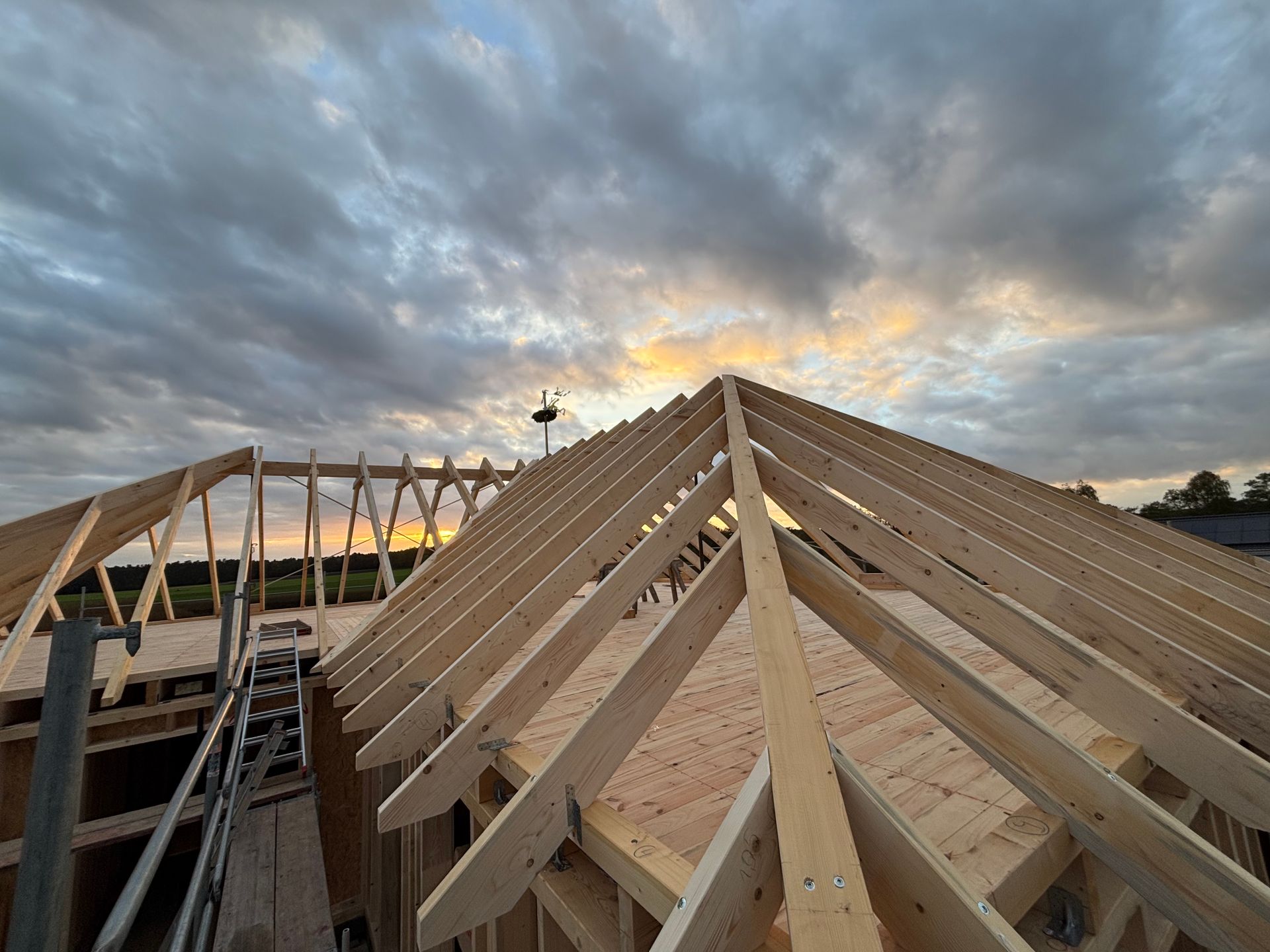 Dachstuhl mit Richtkranz aus Holz