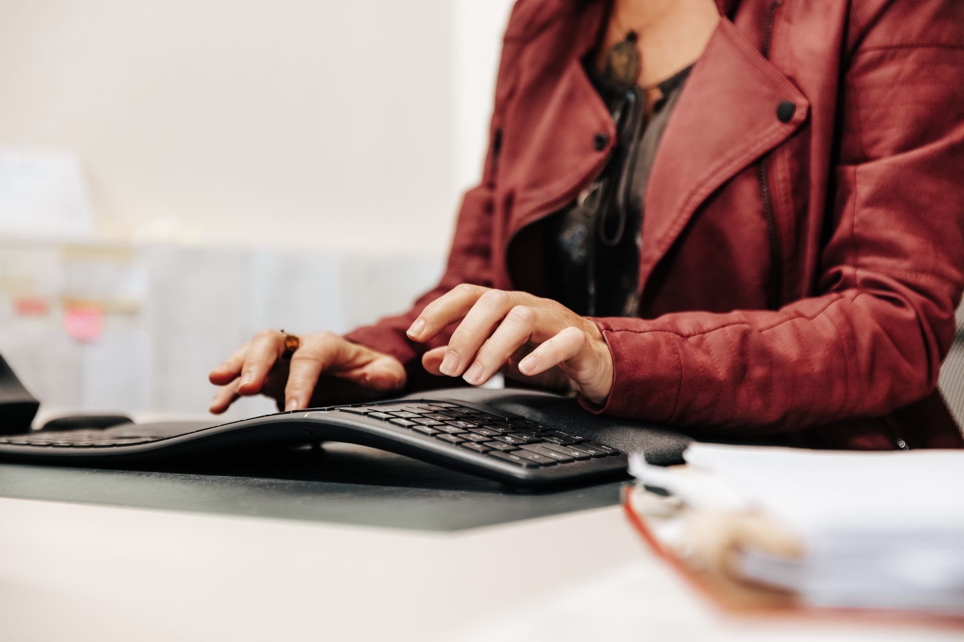 Menschen in einer Geschäftsbesprechung, rechnen mit dem Taschenrechner und überprüfen Dokumente an einem Tisch.