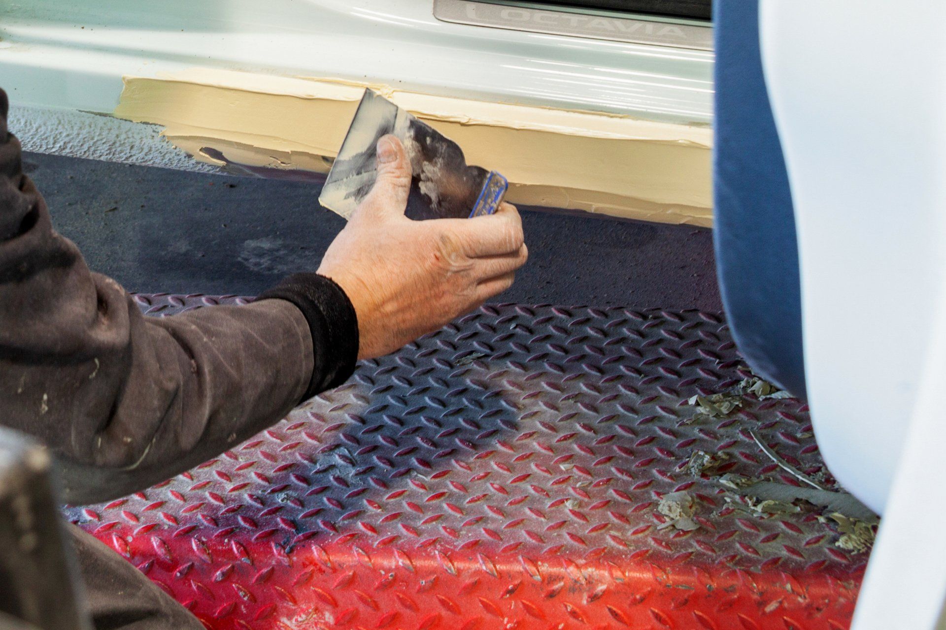 LA POSE DU MASTIC AVANT PONCAGE