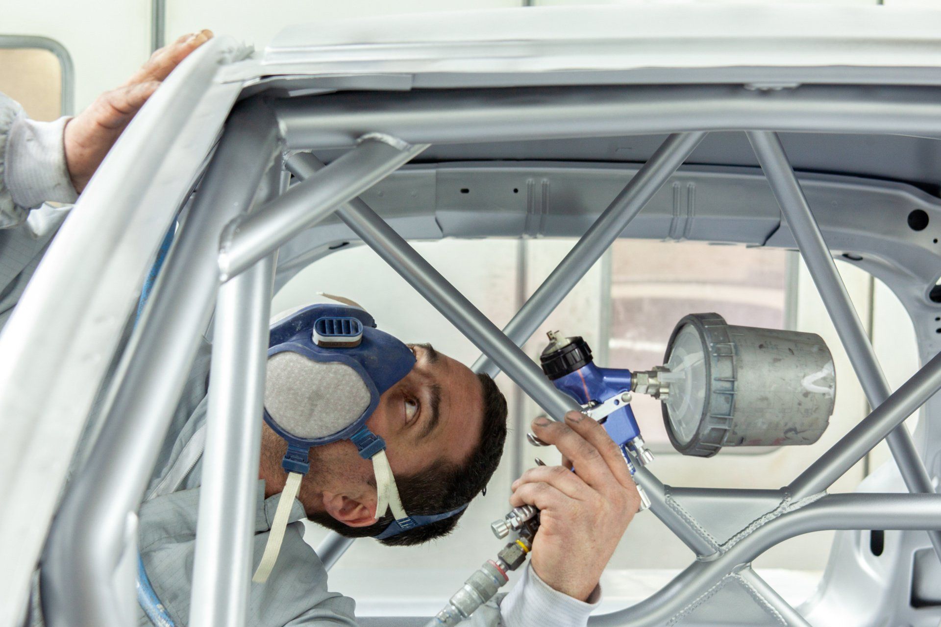 APPLICATION PEINTURE SUR CAISSE DE VOITURE DE COURSE