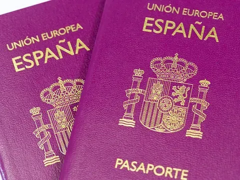 Dos pasaportes morados de la Unión Europea y España.