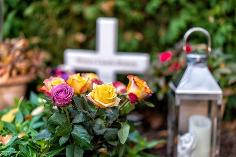 Friedhof mit Grabsteinen