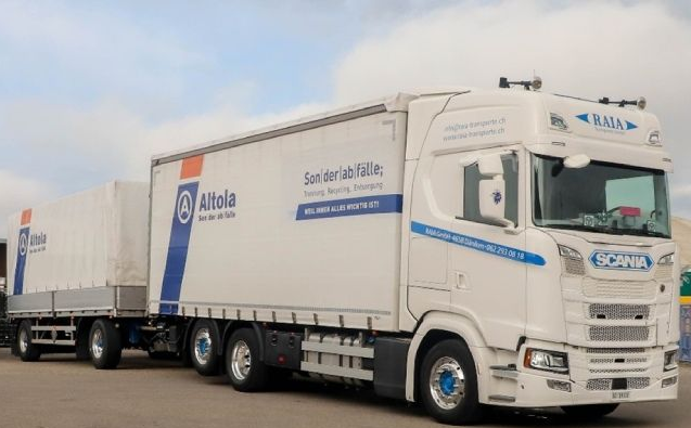 Drei weisse Sattelzüge parkten an einem bewölkten Tag im Freien.