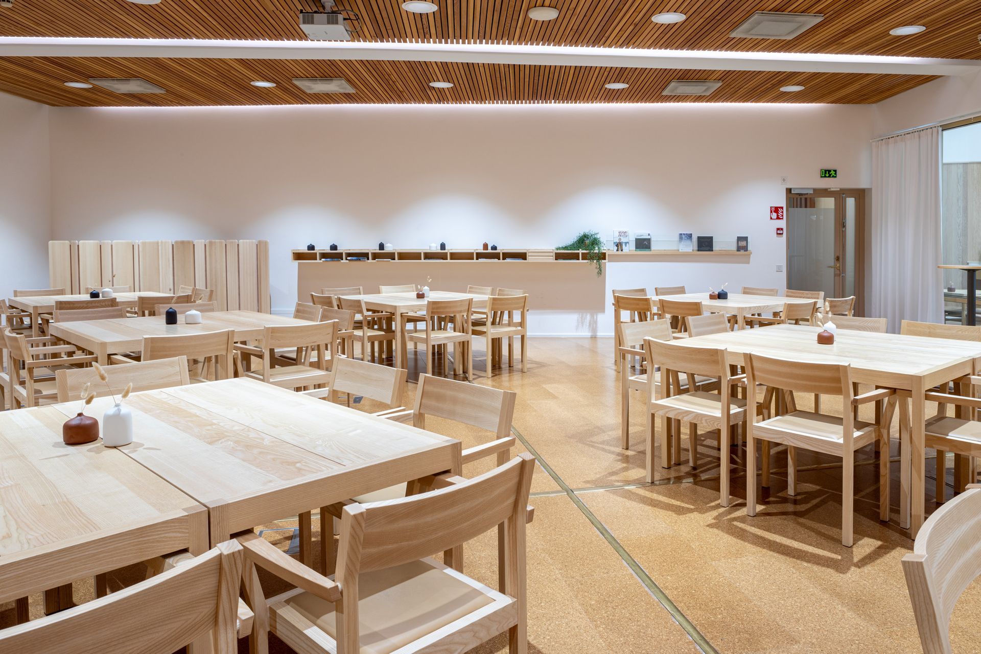 Ravintolan kokoontumissali. Puukalusteet Nikari. Avohyllykkö Karl Andersson & Söner Display. 