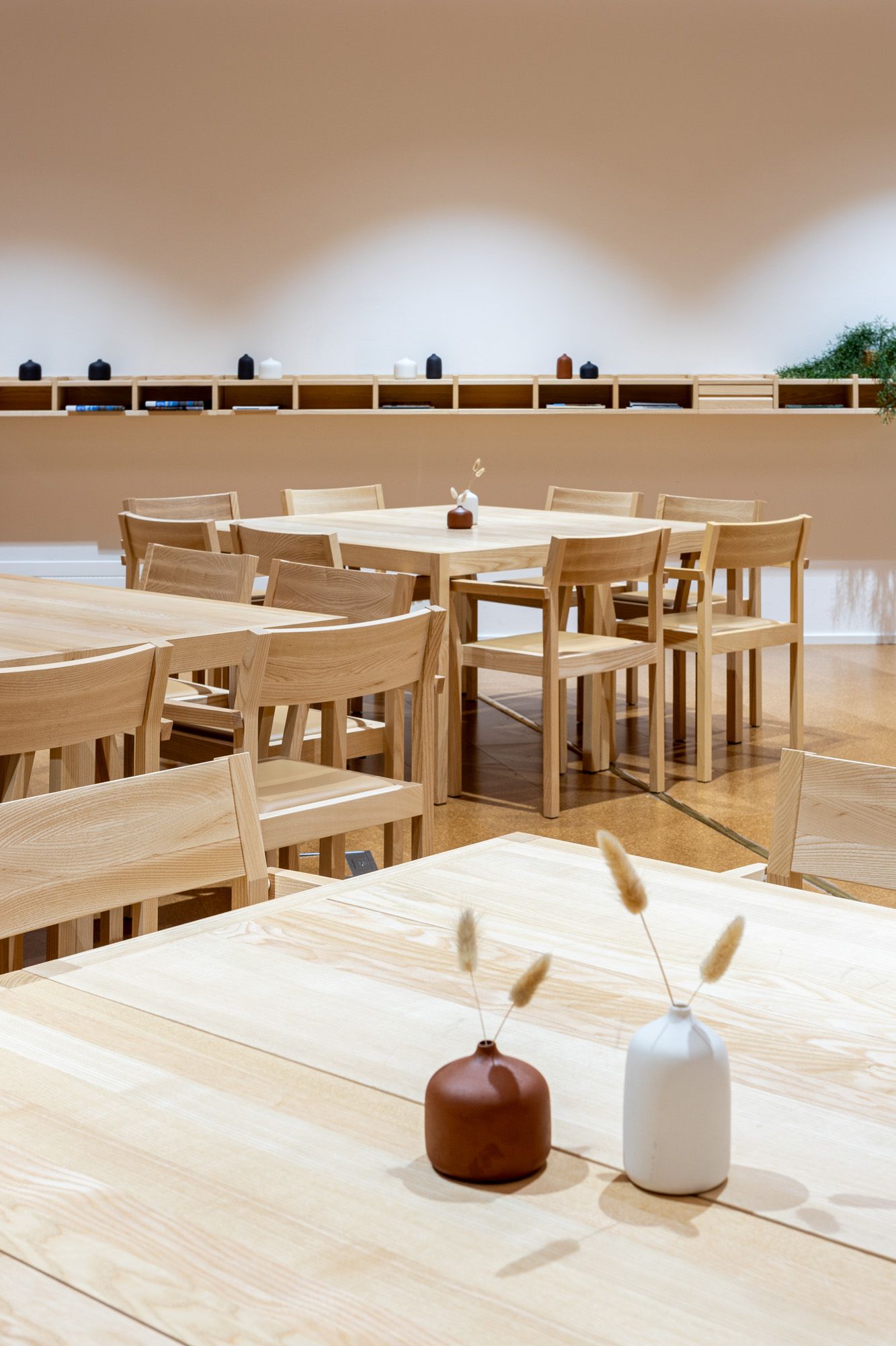 Suomalainen design. Ravintolasalin tuolit Nikari Periferia. Pöydät Nikari Seminari. Ravintolan somistus Jatta Lavi maljakot. 