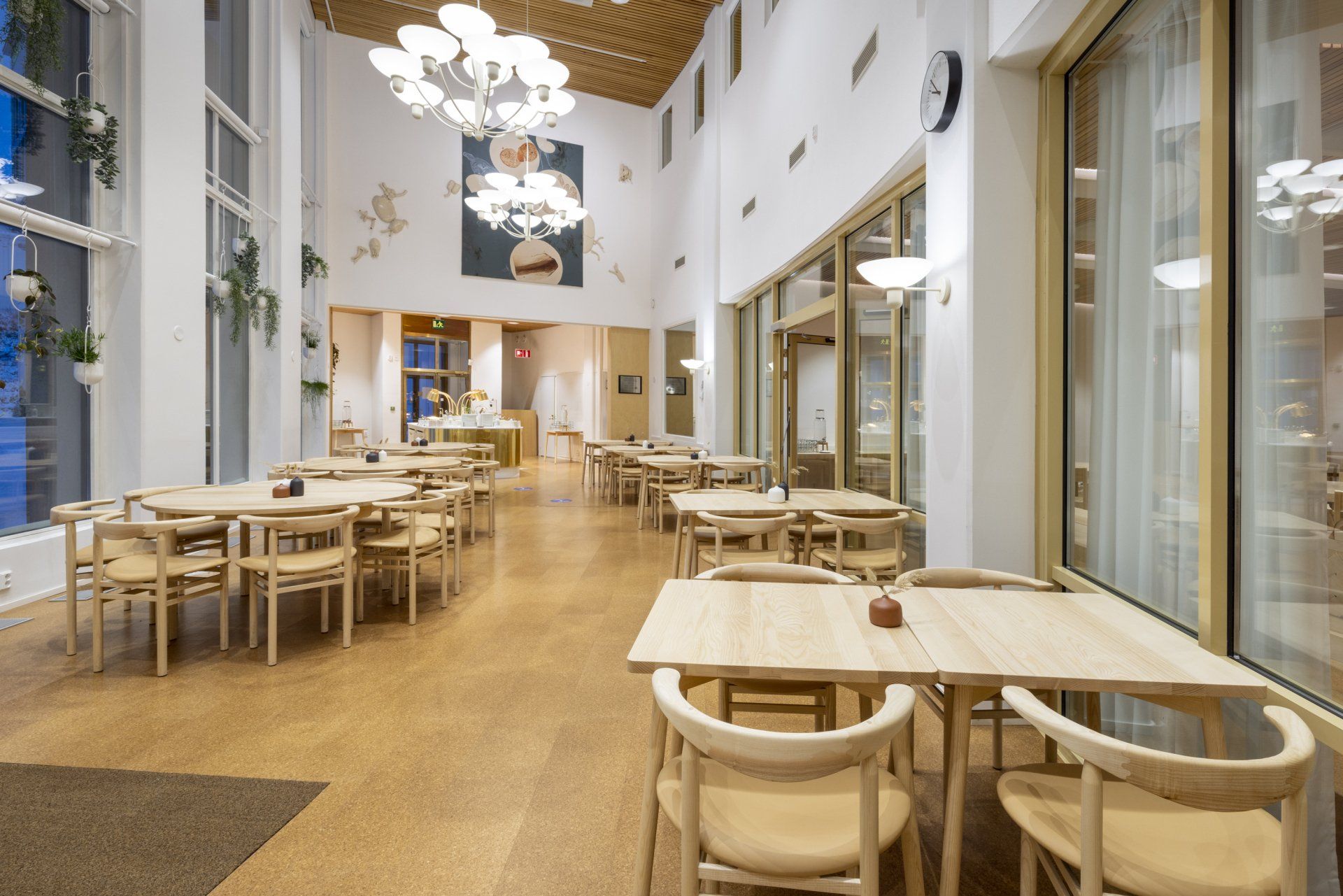 Kahvila-ravintola lappi. Huonekalut suomalaista muotoilua. Tuolit Nikari Linea RMT3. Pöydät Nikari Skandi. 