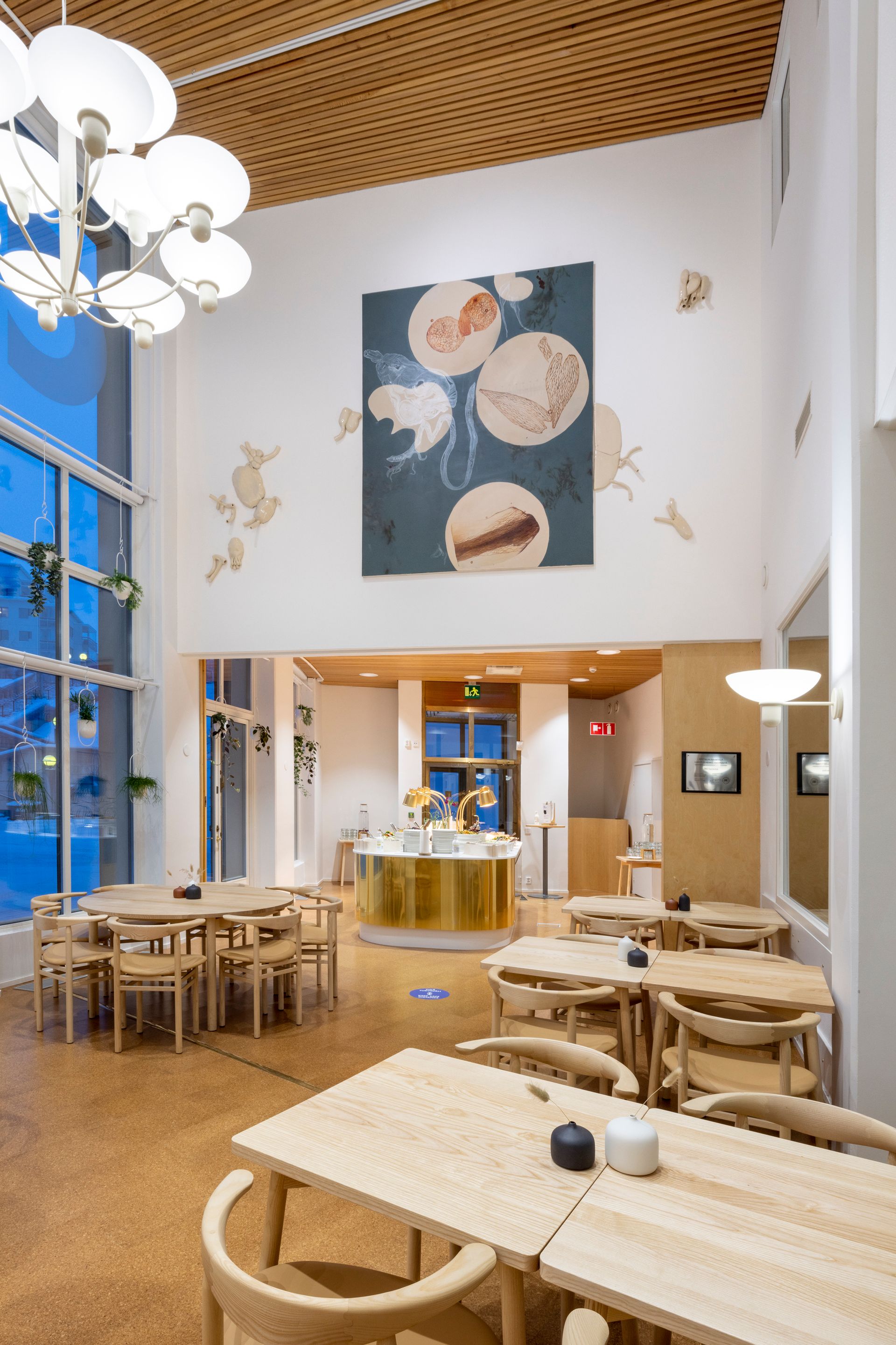 Taide ravintolasisustuksessa. Hanna Kannon taideteos ravintolan seinällä, aiheena pohjoinen luonto. 