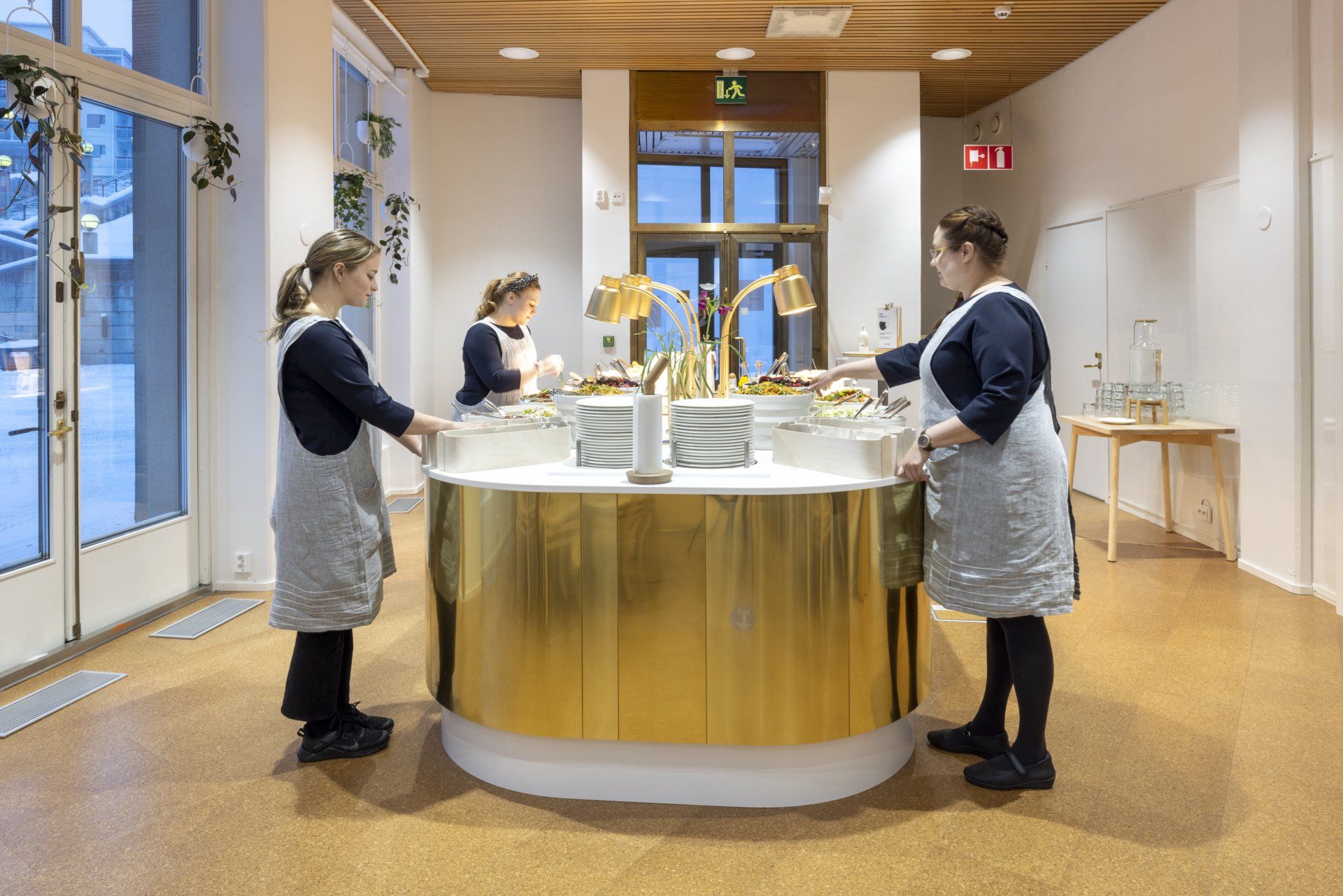 Ovaali buffetkaluste. Pintamateriaali messinki, tason päällä lämpölamput Focus LPF. Astia- ja somistesuunnitelma. 