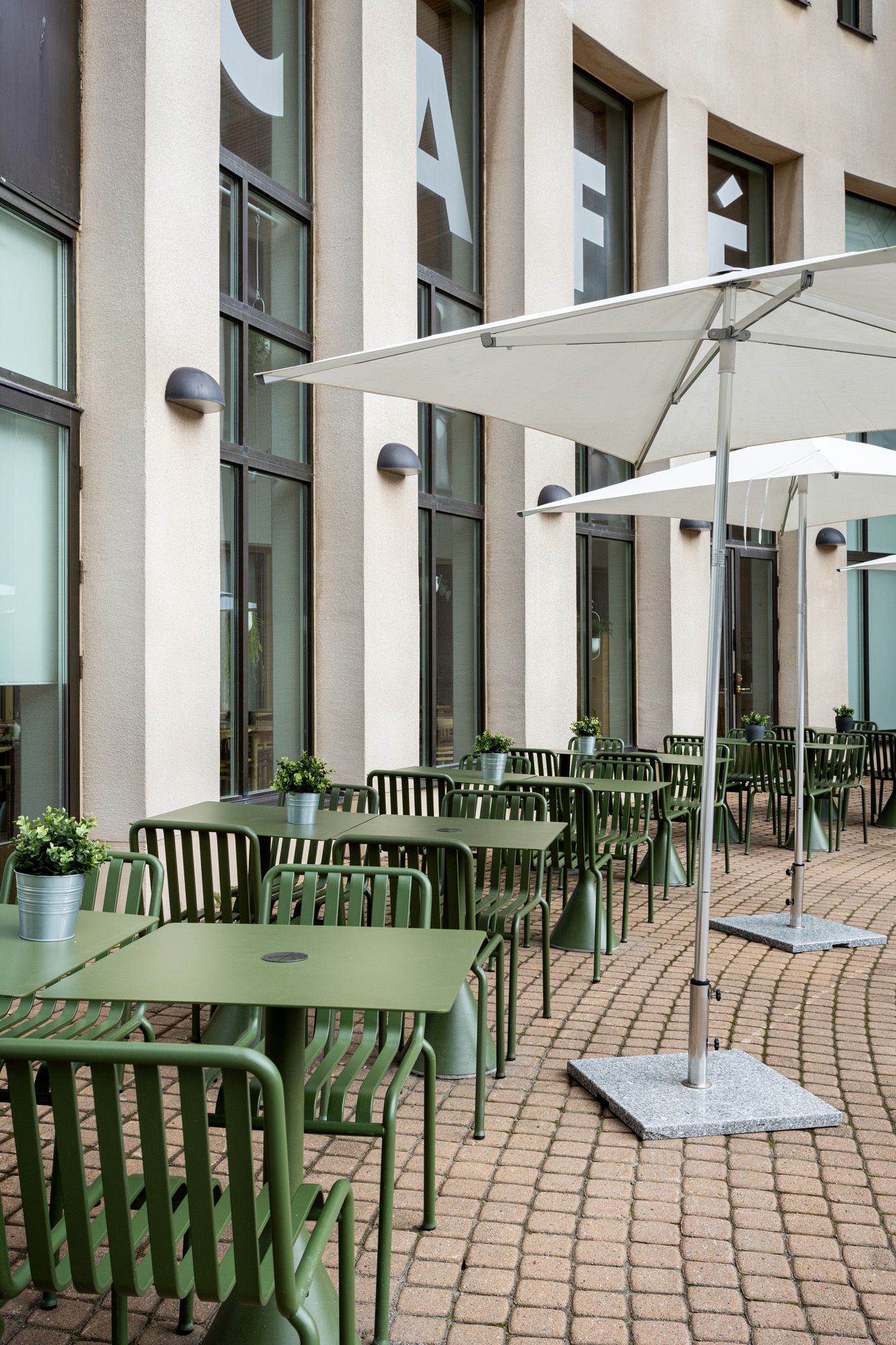 Kahvilan terassisuunnitelma. Terassikalusteet Hay Palissade Olive. Aurinkovarjo EMU Garden Shade. 