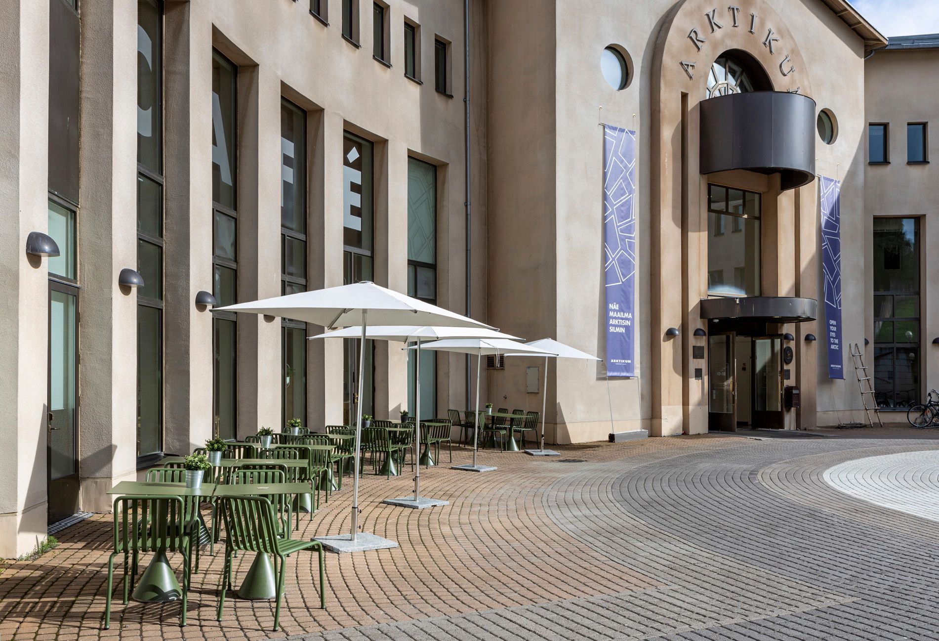 Kahvilan terassin pihakalusteet. 