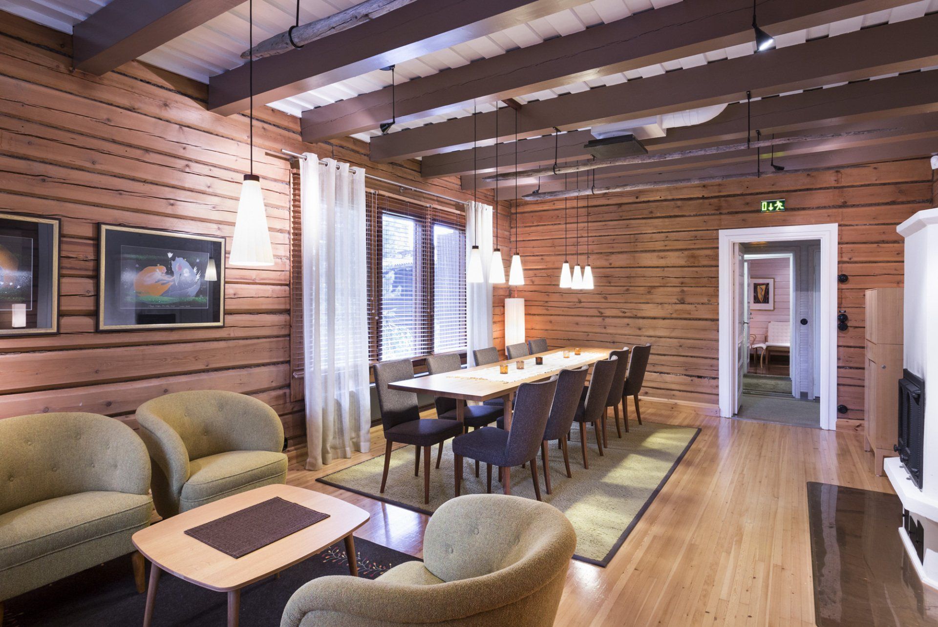 Hirsirakennuksen sisustus. 