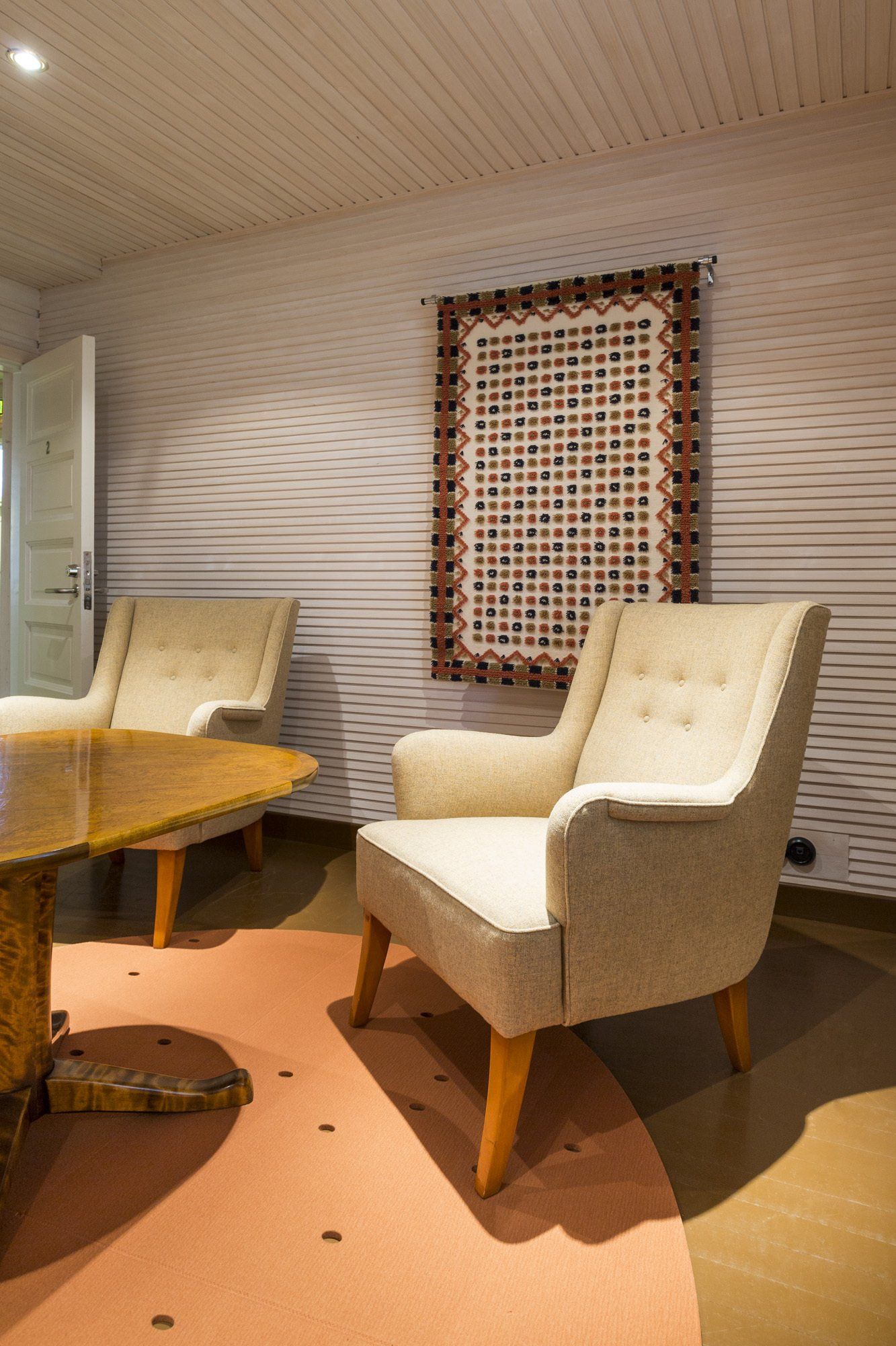 Uudelleenverhoillut vanhat huonekalut. 