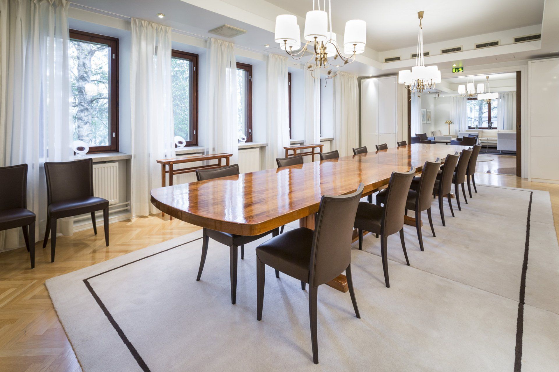 Arvorakennuksen neuvottelutilat. Neuvotteluryhmä. 