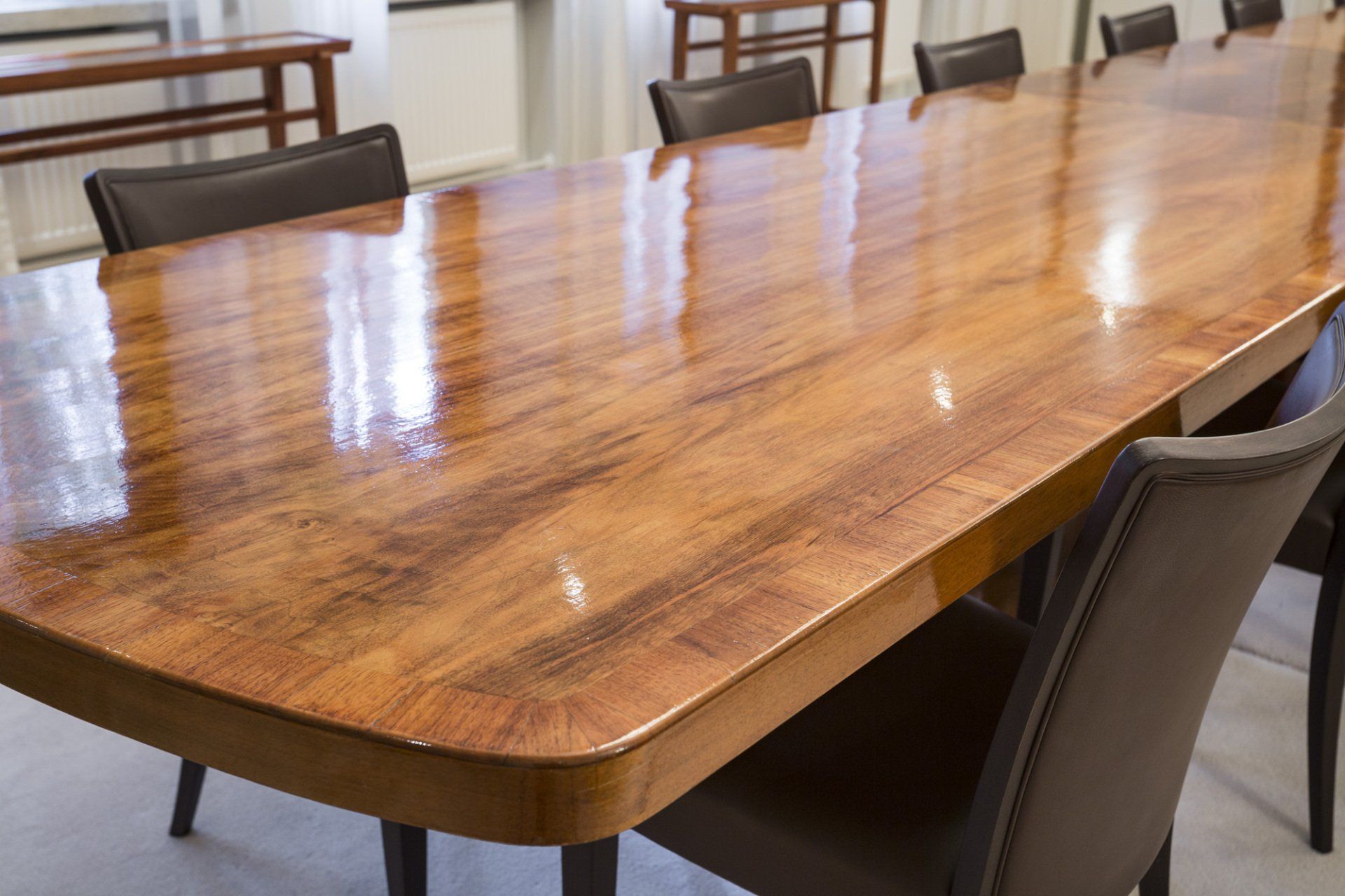 Kiiltävä lakattu puupöytä. 