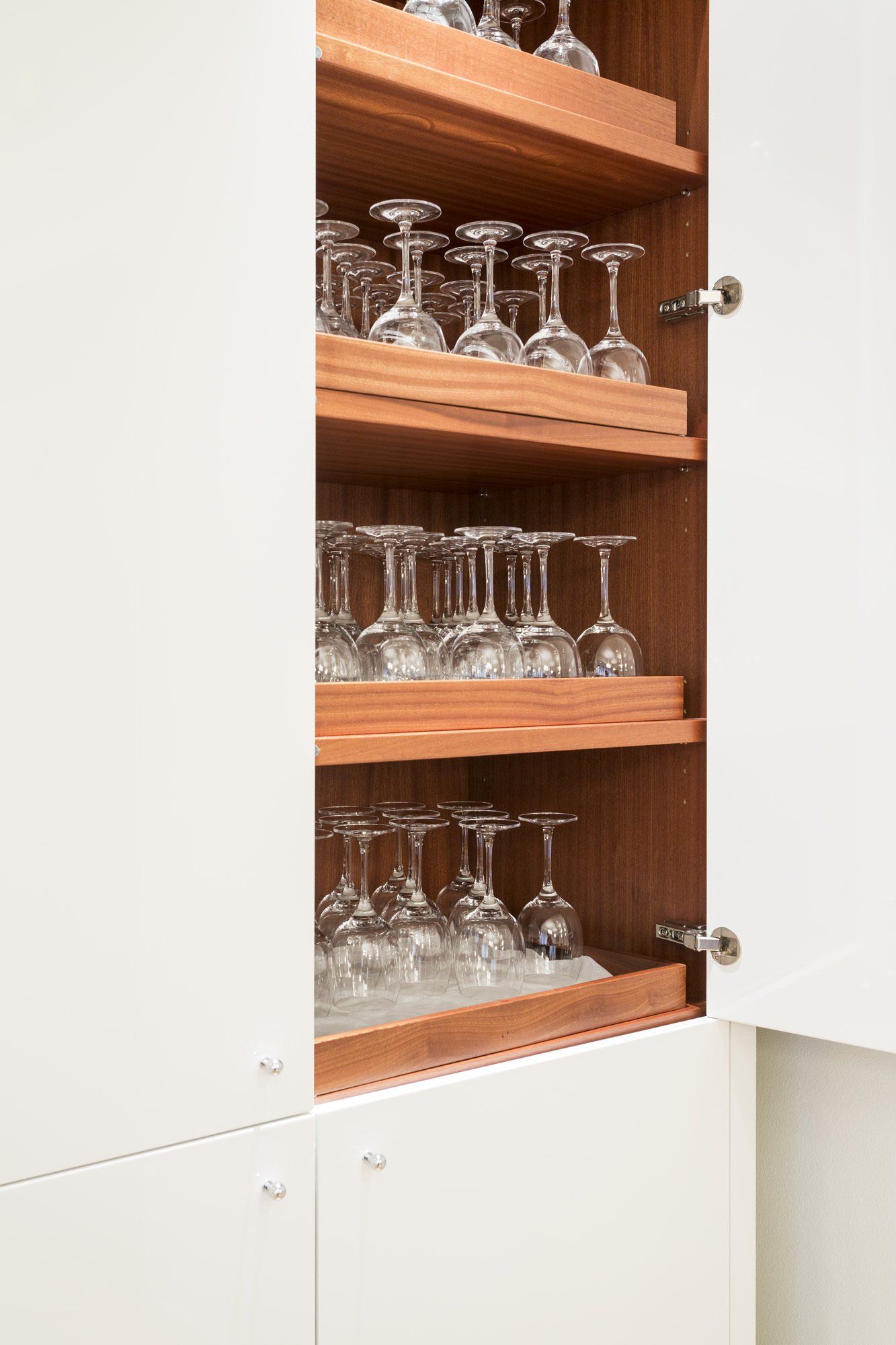 Kiintokalustesuunnittelu: kaapin sisustuteet. 