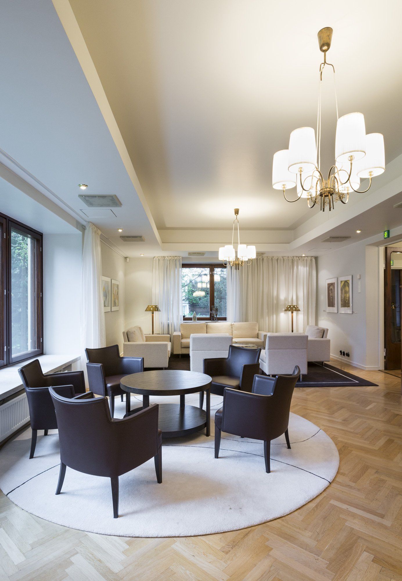 Arvokkaat edustustilat. Kunnostetut huonekalut. 