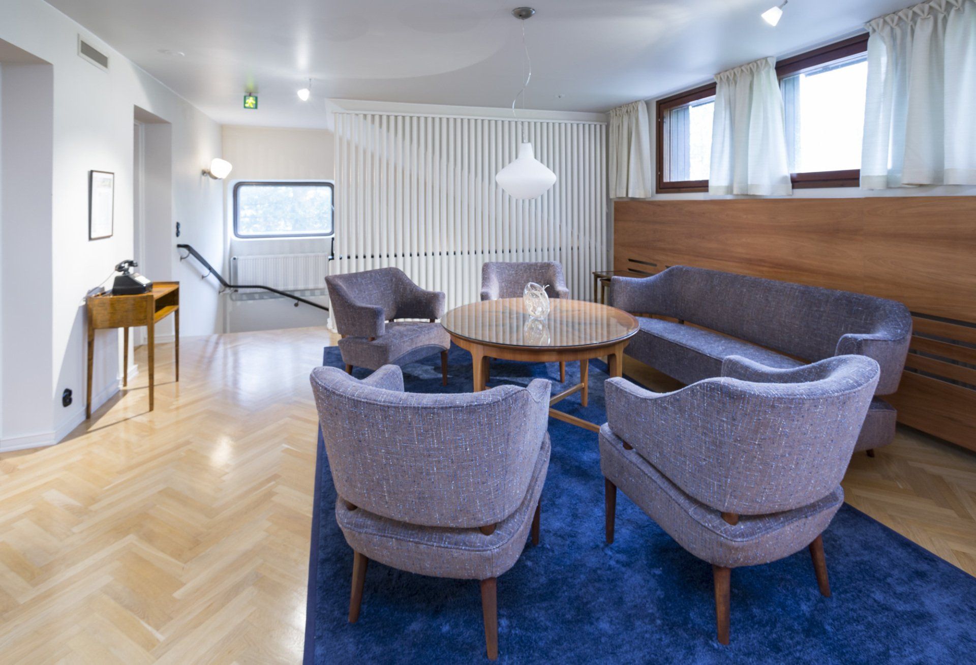 Sohvaryhmä edustustilan aulassa. 