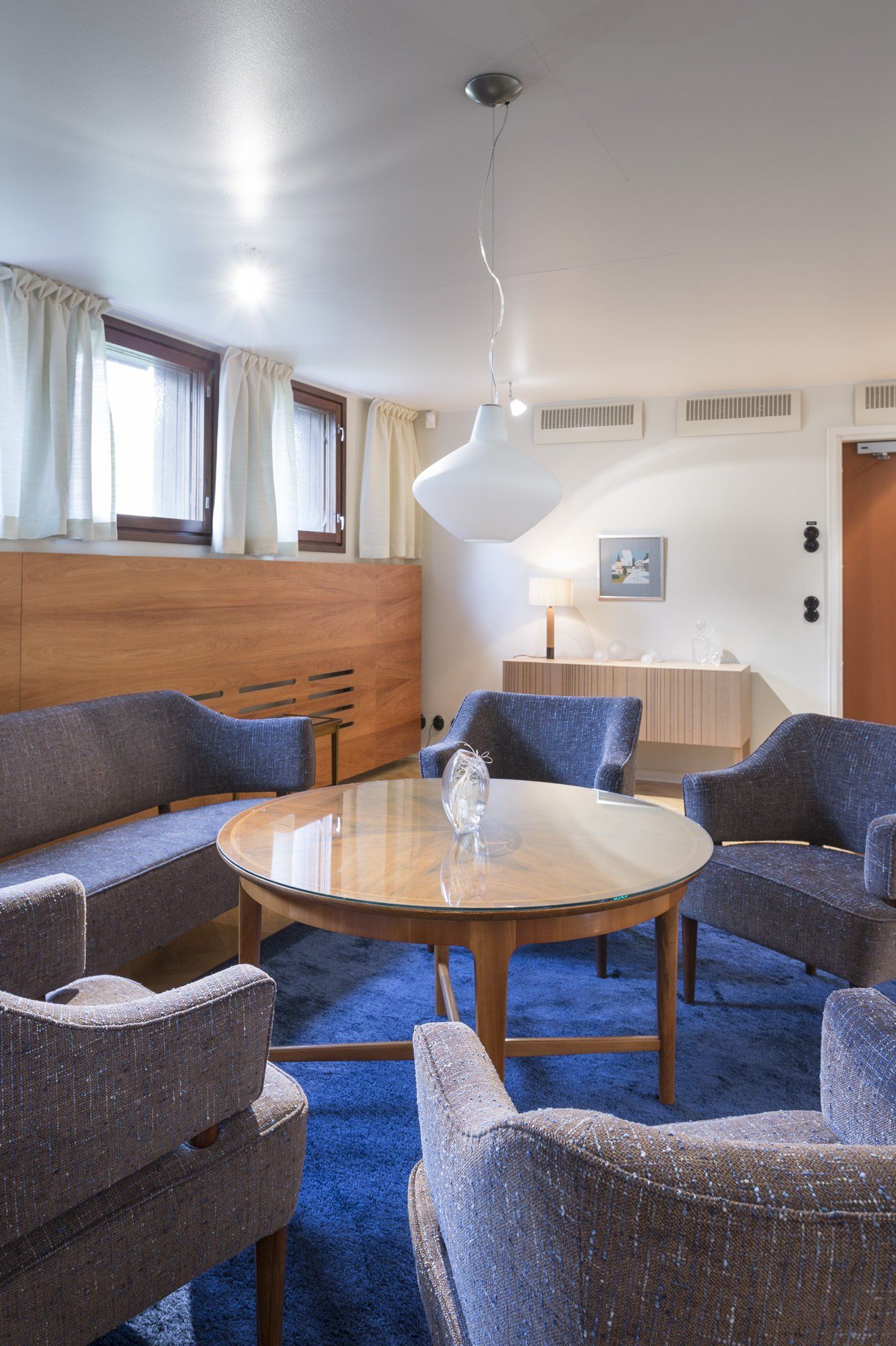 Oleskeluryhmä edustustiloissa. Nikari Arkitecture senkki. Riippuvalaisin Innolux Sipuli. 