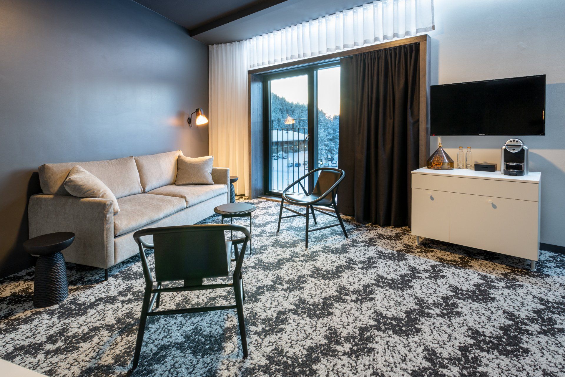 Designia Lapissa. Hotellihuoneen irtokalusteet nojatuoli Fredericia Eve ja vuodesohva HT-Collection Donna. 