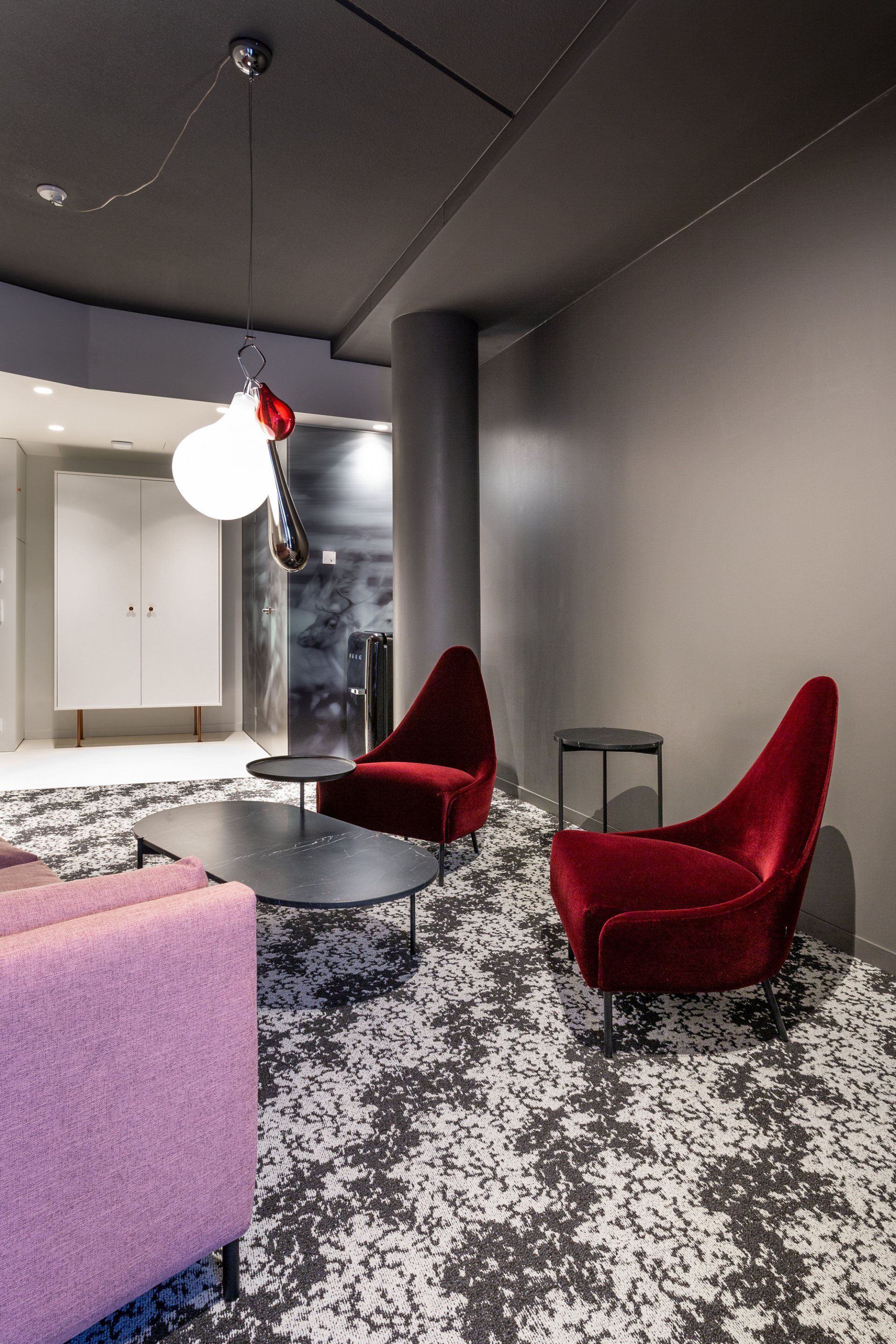 Hotellihuoneessa Adea Napoleon nojatuolit, Plateau marmorinen sohvapöytä ja päällä Katriina Nuutinen lasivalaisin. 