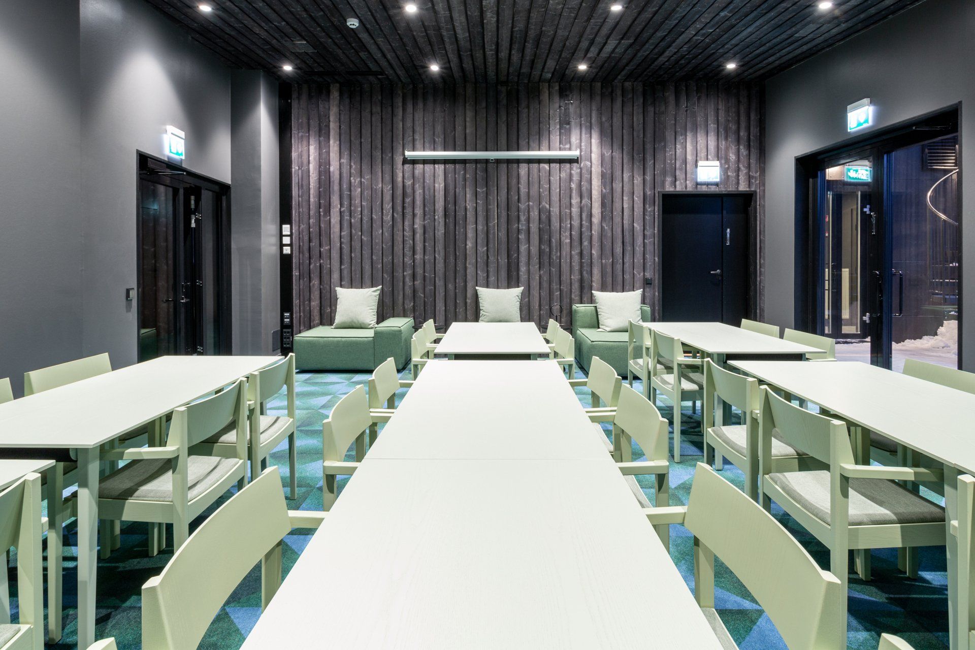 Hotellin kokoustila. Mintunvihreä sisustus. Pöydät Karl Andersson & Söner Press. 