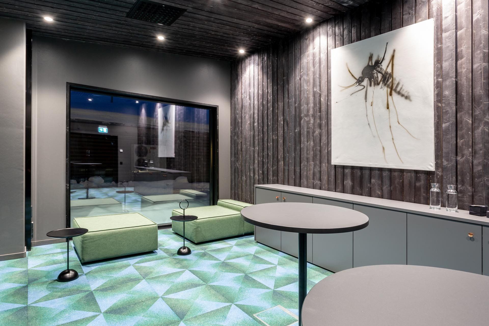 Lappiaiheinen taide hotellissa. Maalaus Hanna Kanto, Mosquito. 