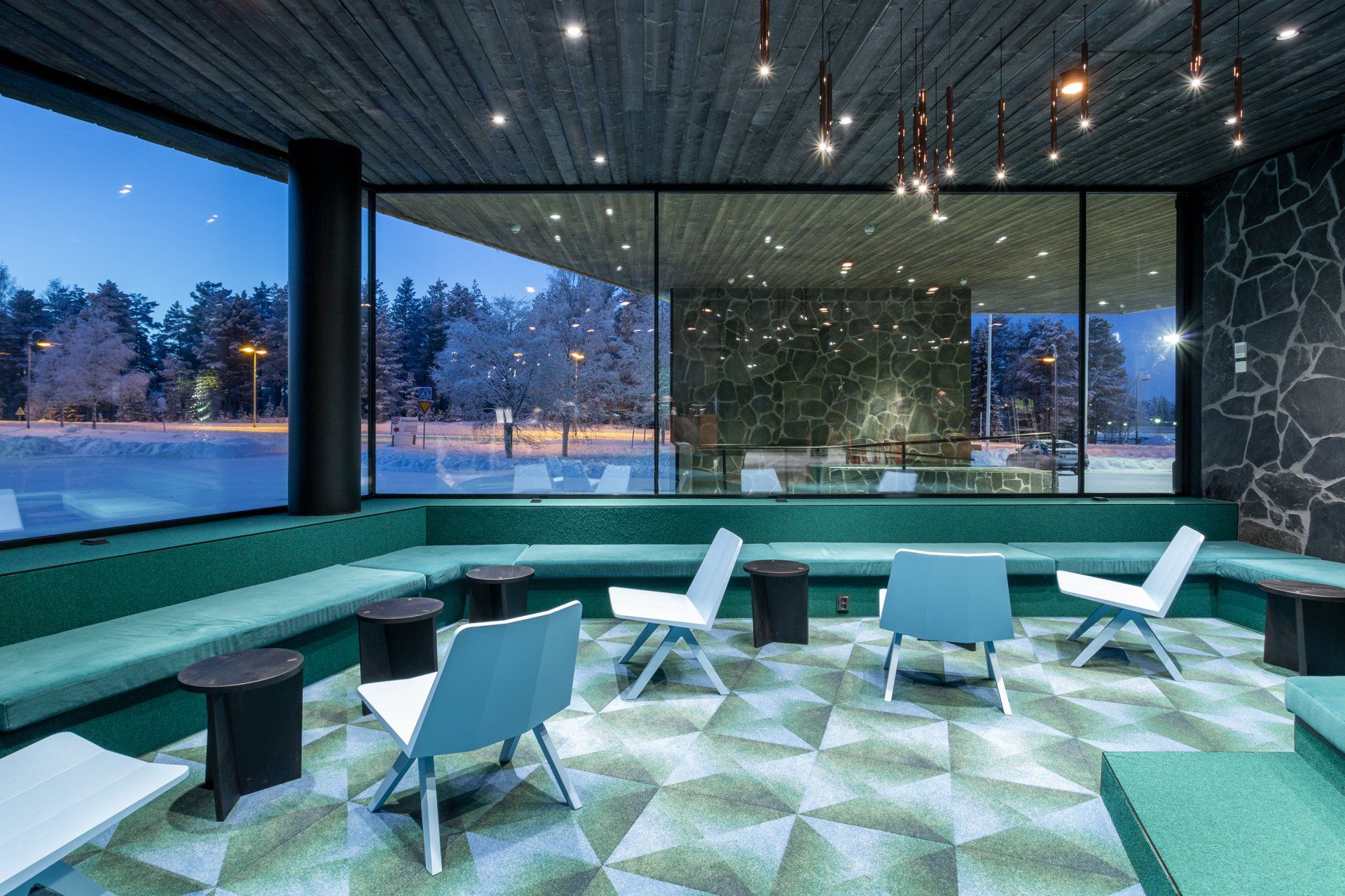 Hotellin lounge lapissa. Turkoosi sisustus. Lounge tuolit Harri Koskinen Works Lounge Chair. Pöydät Nikari Marfa. 