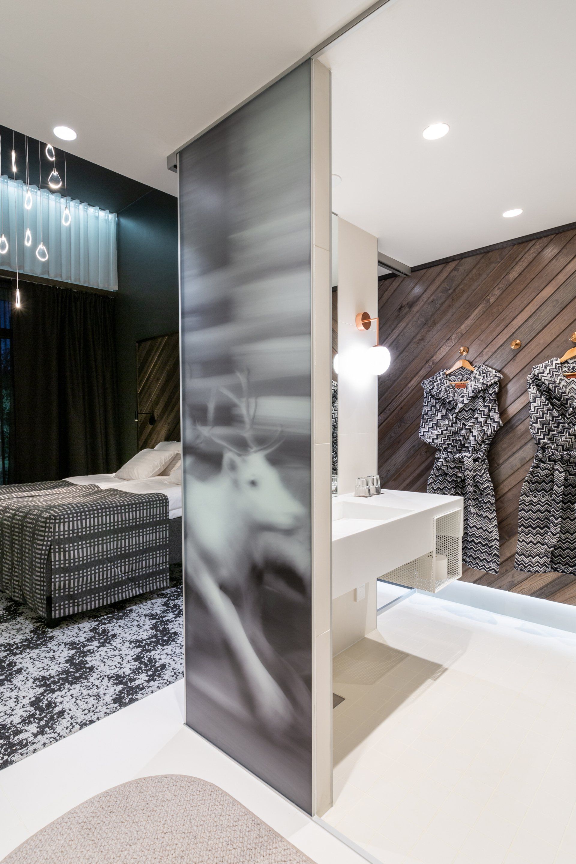 Lappi hotellihuone. Päiväpeite Johanna Gullichsen Nereus. Missoni kylpytakki. Poro lasiteippaus. 